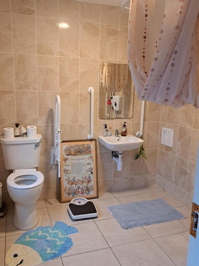 King Size Bed, Private Parking, Centrally Located Kilkenny Exterior photo